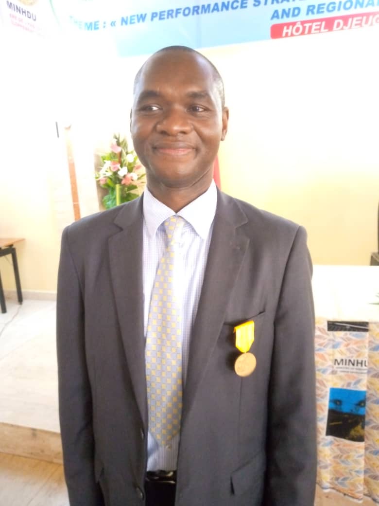 François Ossama — Chevalier de l'Ordre du Mérite Camerounais